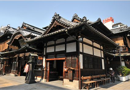アクセスに便利な道後温泉本館近くの立地